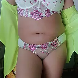 Wieczorem Brunetka niedepilowana