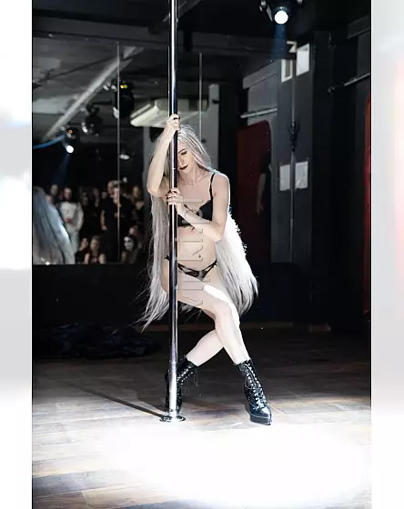 Evildoll-Striptiz