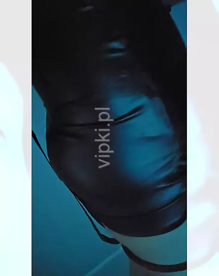 Uległa suka na kamerce 